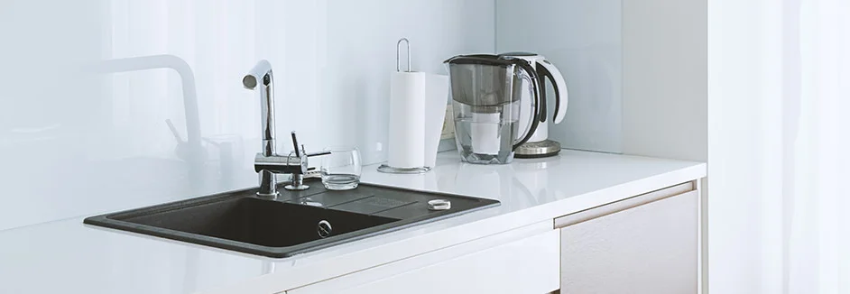 Spüle in weißer Küche